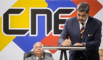 El presidente de Venezuela y candidato a la reelección, Nicolás Maduro, firma un documento en la sede principal del Consejo Nacional Electoral.