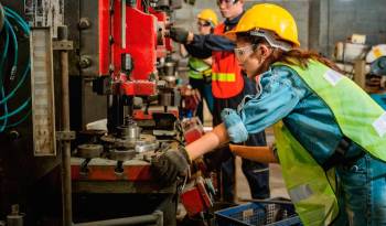La OIT destaca en su nuevo informe la necesidad de acciones específicas para cerrar las brechas salariales y de empleo y garantizar salarios justos para todos los trabajadores.