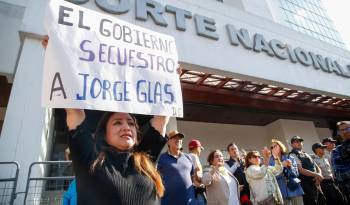 Simpatizantes del exvicepresidente Jorge Glas se manifiestan en los exteriores de la Corte Nacional de Justicia en Quito.