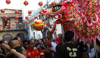 Danza del dragón en el barrio chino de Panamá, durante las festividades del año nuevo chino.