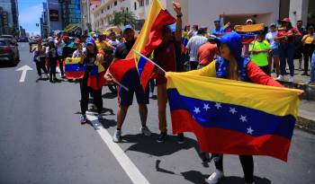 Los venezolanos en Panamá forman fila para votar en la embajada de Venezuela.