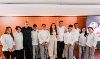 Los equipos competidores junto a los chefs Alexandre Fabris, Gregory Delmas e Isabel Vallarino