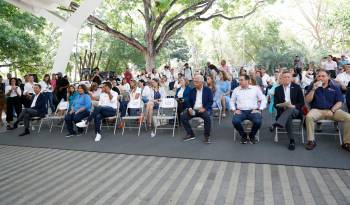 Candidatos a la presidencia y la vicepresidencia participan en la firma del Pacto por la Niñez y Adolescencia.