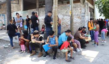 Migrantes permanecen en un albergue este viernes en Tapachula (México). EFE/Juan Manuel Blanco