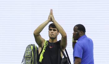 Carlos Alcaraz se despide del público tras su derrota ante el holandés Botic van De Zandschulp, en la segunda ronda del Abierto de Estados Unidos.