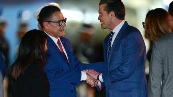 El ministro de Seguridad Pública, Frank Abrego (izquierda), estrecha la mano del secretario de Defensa de Estados Unidos, Pete Hegseth, a su llegada al Aeropuerto Internacional Panamá Pacífico.