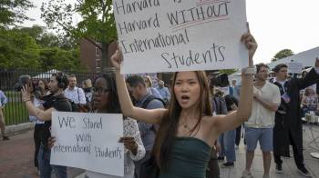 Personas levantan carteles durante la manifestación de Harvard Students for Freedom en apoyo a los estudiantes internacionales en el campus de la Universidad de Harvard, en Boston, Massachusetts.