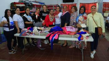 Las confecciones realizadas en el taller de costurería son llevadas a bazares para que poco a poco puedan ganarse la vida de forma digna.