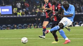 El futbolista del Napoli, Romelu Lukaku (der.).