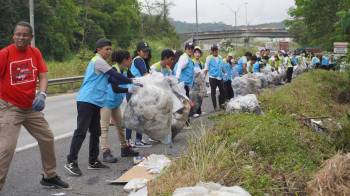 Voluntarios de ASEZ Panamá en una jornada de limpieza en el Parque Nacional Camino de Cruce, ubicado en la Vía Centenario.