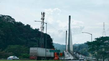 Esos trabajos incluyen la limpieza de la barrera de seguridad y la calzada.
