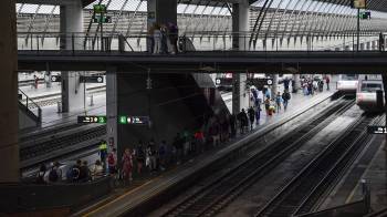 Pasajeros caminan por un andén para abordar un tren en la estación ferroviaria de Santa Justa, en Sevilla, el 29 de abril, un día después de un apagón masivo que afectó a toda la península ibérica y al sur de Francia.