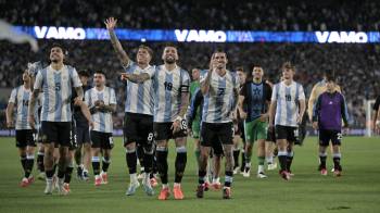 Los jugadores de Argentina celebrando el triunfo 4-1 sobre Brasil en el estadio Monumental.