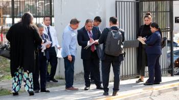 Los auditores de la Contraloría revisan la entrada de los funcionarios de la Asamblea.