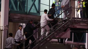 Fotografía de archivo de ciudadanos venezolanos que ingresan a las instalaciones del Aeropuerto Internacional Simón Bolívar tras ser deportados desde Estados Unidos en Caracas (Venezuela).