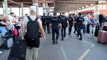 La Policía española patrulla mientras la gente sale de la estación de tren de Atocha en Madrid.