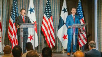 El ministro de Seguridad Pública de Panamá, Frank Alexis Abrego (Izq.), y el secretario de Defensa de Estados Unidos, Peter Hegset, participan en una rueda de prensa tras la firma de un acuerdo.