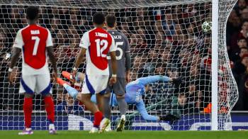 Thibaut Courtois encaja uno de los goles de falta directa durante el partido de ida de cuartos de final de la UEFA Champions League entre el Arsenal FC y el Real Madrid.
