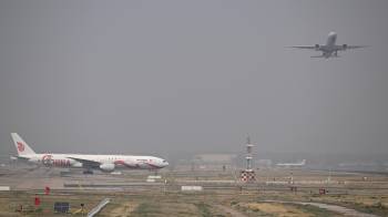 Un Boeing 777-300 de Air China rueda por la pista del Aeropuerto Internacional de Pekín el 10 de abril de 2025.