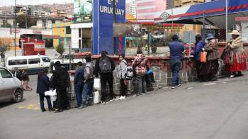Personas hacen fila en una estación de servicio este lunes, en La Paz (Bolivia). EFE/ Luis Gandarillas