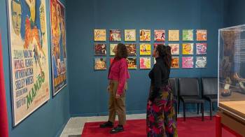 Desde el exotismo de Carmen Miranda a la libertad creativa de La Lupe, la exposición repasa la iconografía de las mujeres iberoamericanas que llegaron a ser estrellas.