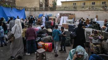 Refugiados sudaneses en El Cairo en un punto de encuentro para los autobuses organizados para su retorno voluntario de Egipto a Sudán.