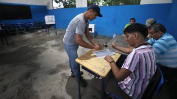 Una persona vota durante la jornada electoral este domingo en Canuto (Ecuador).