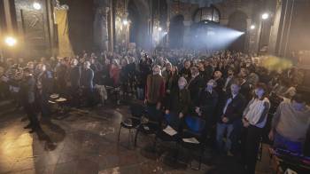 En la histórica Iglesia de la Guarnición de Leópolis (Ucrania), doce artistas ucranianos ofrecen un concierto que mezcla música, luz y tradición para honrar a los caídos en la guerra contra Rusia.