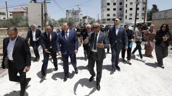 Miembros de una delegación diplomática de la Unión Europea caminan cerca de la entrada oriental del campamento de Yenín durante una visita a la ciudad de Yenín, el 21 de mayo de 2025, en medio de una ofensiva militar israelí en curso en la Cisjordania ocupada.