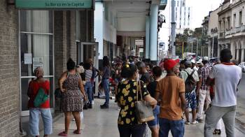 Personas hacen fila para entrar al Banco Metropolitano este viernes, en La Habana, Cuba.