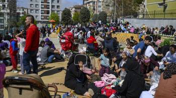 Residentes locales esperan en un parque de Estambul el 23 de abril de 2025, tras un primer sismo a las 12:49 p. m.