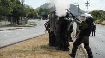 Unidades de la fuerza pública durante enfrentamientos con universitarios.