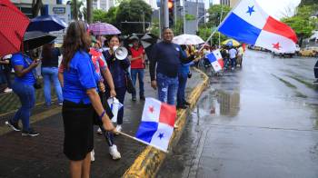 Pancartas, consignas y bloqueos marcan la jornada de movilizaciones contra las políticas del actual gobierno.