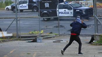 Los manifestantes se mantienen dentro del campus de la universidad.