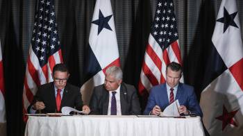 Autoridades panameñas y estadounidenses de seguridad durante la firma del Memorándum.