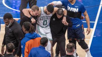 Jayson Tatum de los Celtics sale de la cancha tras una lesión durante un partido de la NBA entre New York Knicks y Boston Celtics.