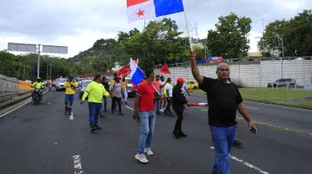 Miembros del Suntracs marchan por la Avenida Nacional hacia el Parque Porras.