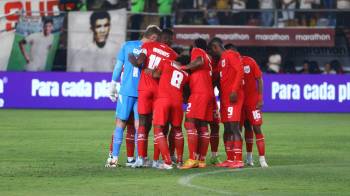 La Selección de Panamá durante el partido frente al club Universitario de Deportes de Perú, que terminó con un marcador de 2-1 a favor de los peruanos.