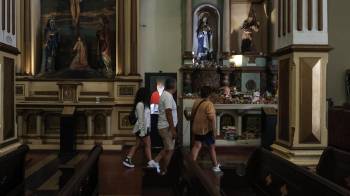 Visitantes recorren la Iglesia San José (Altar de Oro), ubicada en el Casco Antiguo de Panamá.