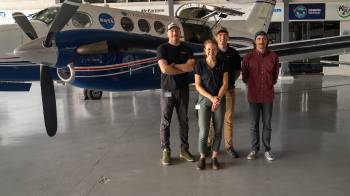 John Chapman, Katarina Kinne, Matt Roy y Michael Bernas en el Aeropuerto Marcos A. Gelabert en Ciudad de Panamá, listos para sobrevolar Panamá y Costa Rica con el avión N53W de la NASA detrás de ellos.