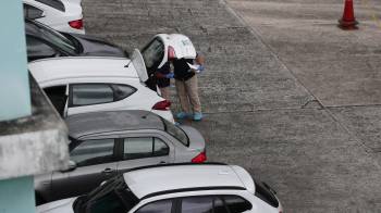 El hombre espero a su expareja en el área de los estacionamientos del complejo residencial.