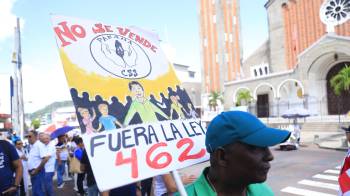 Mientras el gobierno felicitó a los trabajadores, las calles fueron escenario de reclamos por justicia social y empleo digno.