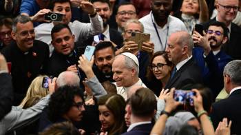 Papa León XIV se reúne con periodistas que utilizan teléfonos inteligentes durante una audiencia con representantes de los medios de comunicación en la sala Pablo VI del Vaticano.