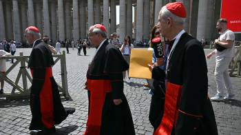 El cardenal argentino Vicente Bokalic Iglic (izquierda), el cardenal Ángel Sixto Rossi (centro) y el cardenal Mario Aurelio Poli (derecha) se retiran tras una reunión de congregación en El Vaticano