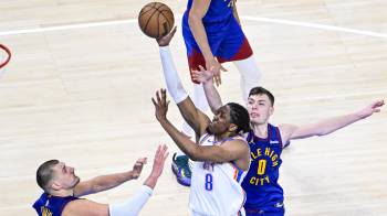 Nikola Jokic trata de defender el lanzamiento del alero de Oklahoma City Thunder Jalen Williams (centro), durante el quinto partido de la semifinal de la Conferencia Oeste en la NBA.