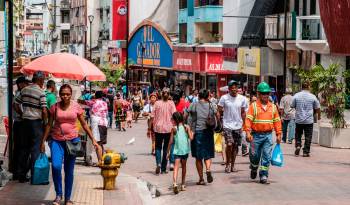 El ingreso per cápita, la educación y la esperanza de vida han sido parciales, incompletos y desiguales. En la imagen, personas caminan en la calle Peatonal, Avenida Central, en la ciudad de Panamá.