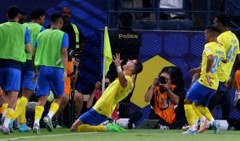 Cristiano Ronaldo celebrando uno de los goles anotados contra el Al-Ittihad.