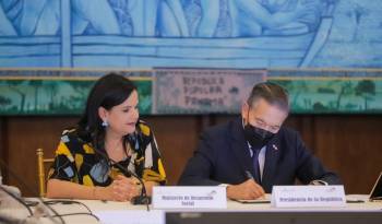 La coordinadora técnica del Gabinete Social, la ministra de Desarrollo Social, María Inés Castillo junto al presidente Laurentino Cortizo Cohen.