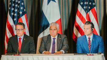 El ministro de Seguridad Pública de Panamá, Frank Alexis Abrego (i); el presidente de Panamá, José Raúl Mulino (c), y el secretario de Defensa de Estados Unidos, Peter Hegset, participan en la firma de un acuerdo este miércoles, en el Hotel Hilton de Ciudad de Panamá (Panamá).
