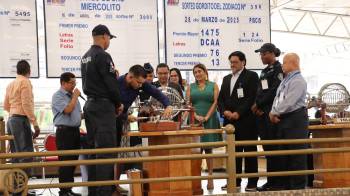Celebración de un sorteo de la lotería desde la Plaza Víctor Julio Gutiérrez.
